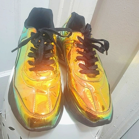 Cape Robbin Women's Holographic Iridescent Gold Sneakers 🌴 - Picture 4 of 12